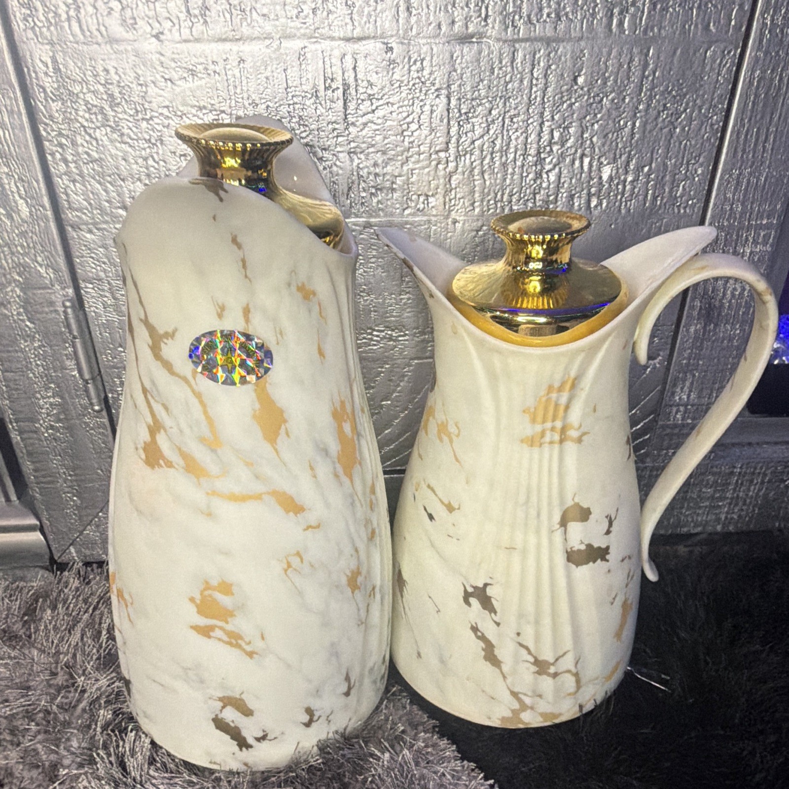 Unmarked 2pc Ceramic Marble Pitcher Set Glossy Gold Lids 0.7L/1.0L