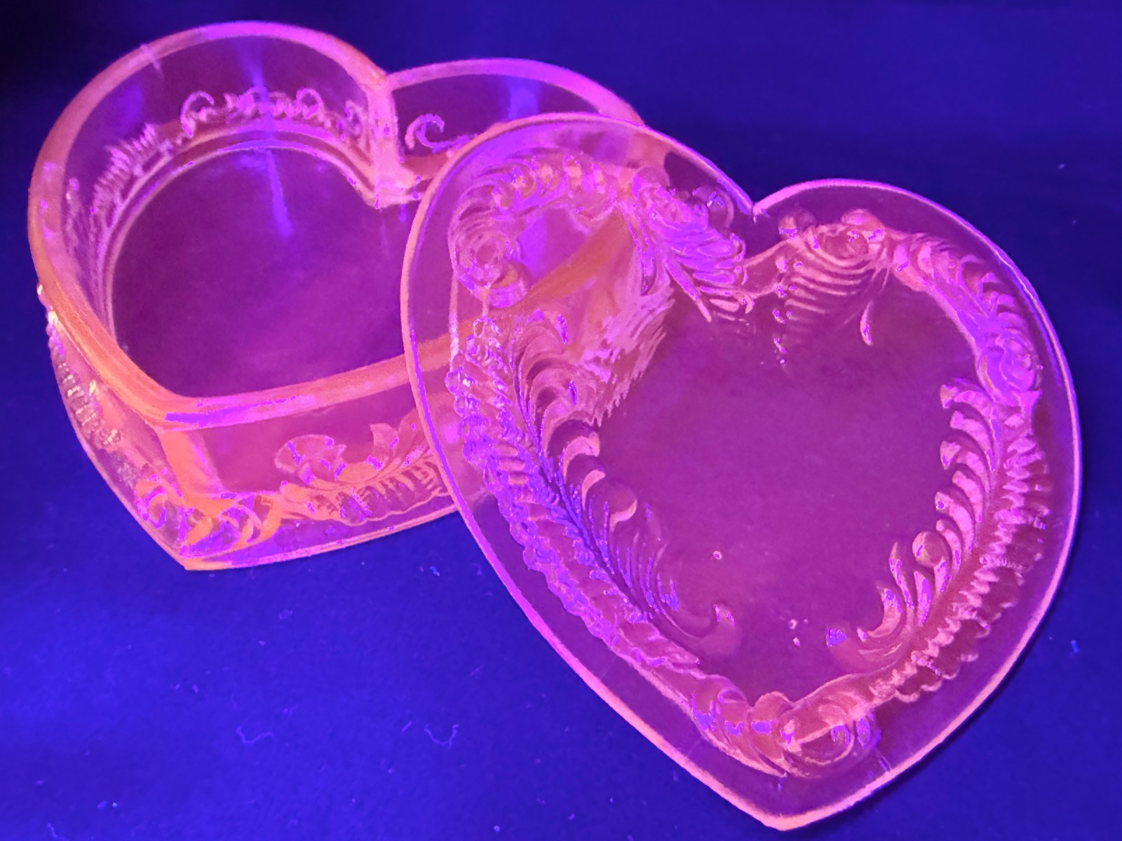 Green Vaseline Uranium art glass Heart Powder makeup box candy dish jewelry glow