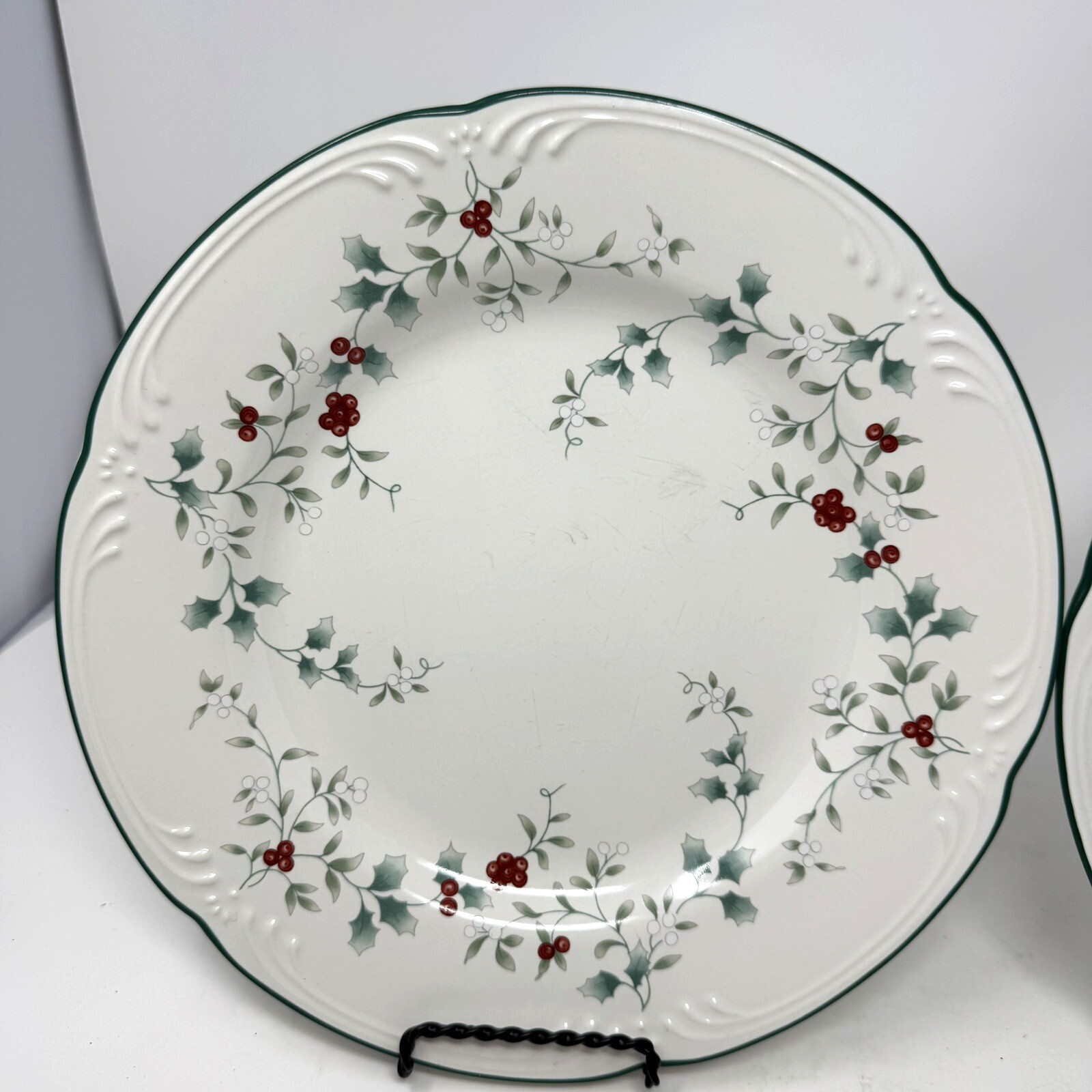 Pfaltzgraff Winterberry Dinner Plates 10 3/8″ Holly & Berries Set of 2 Plates