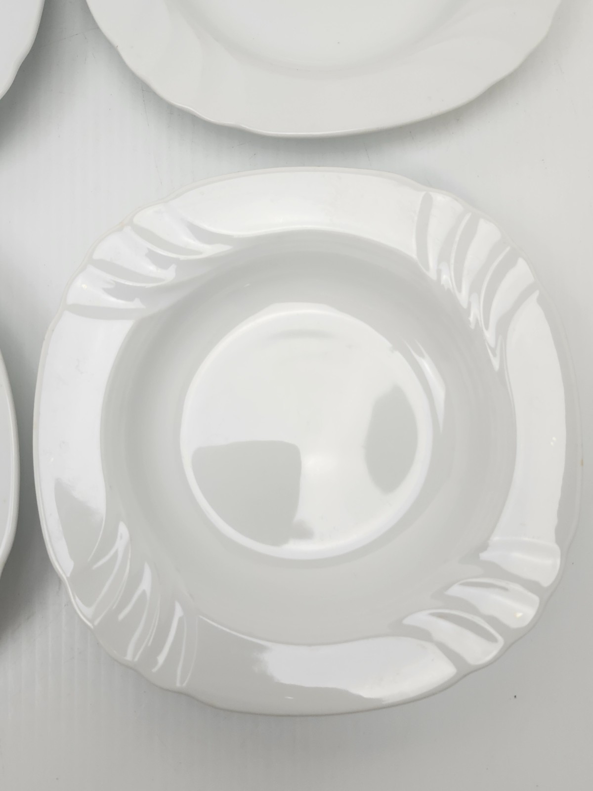 Set of 4 White Scalloped Rim Soup Bowls 8.75″ – Thick Stoneware – Unmarked
