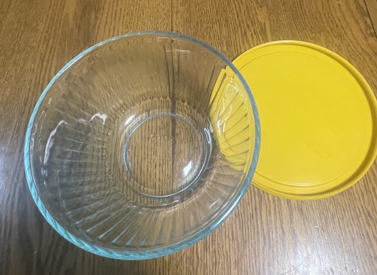 4 Piece Ribbed Pyrex Nesting Bowls w/Colored Snap-On Lids