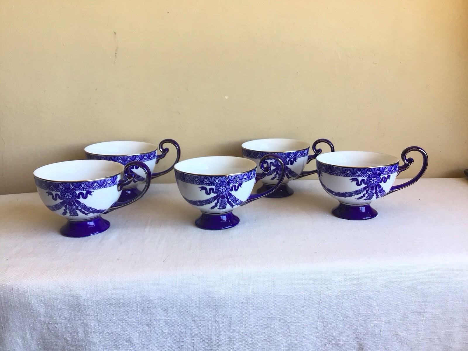 Vtg Lot Of 5 Bombay Co Rosette Blue White Platinum Trim Porcelain Footed Tea Cup