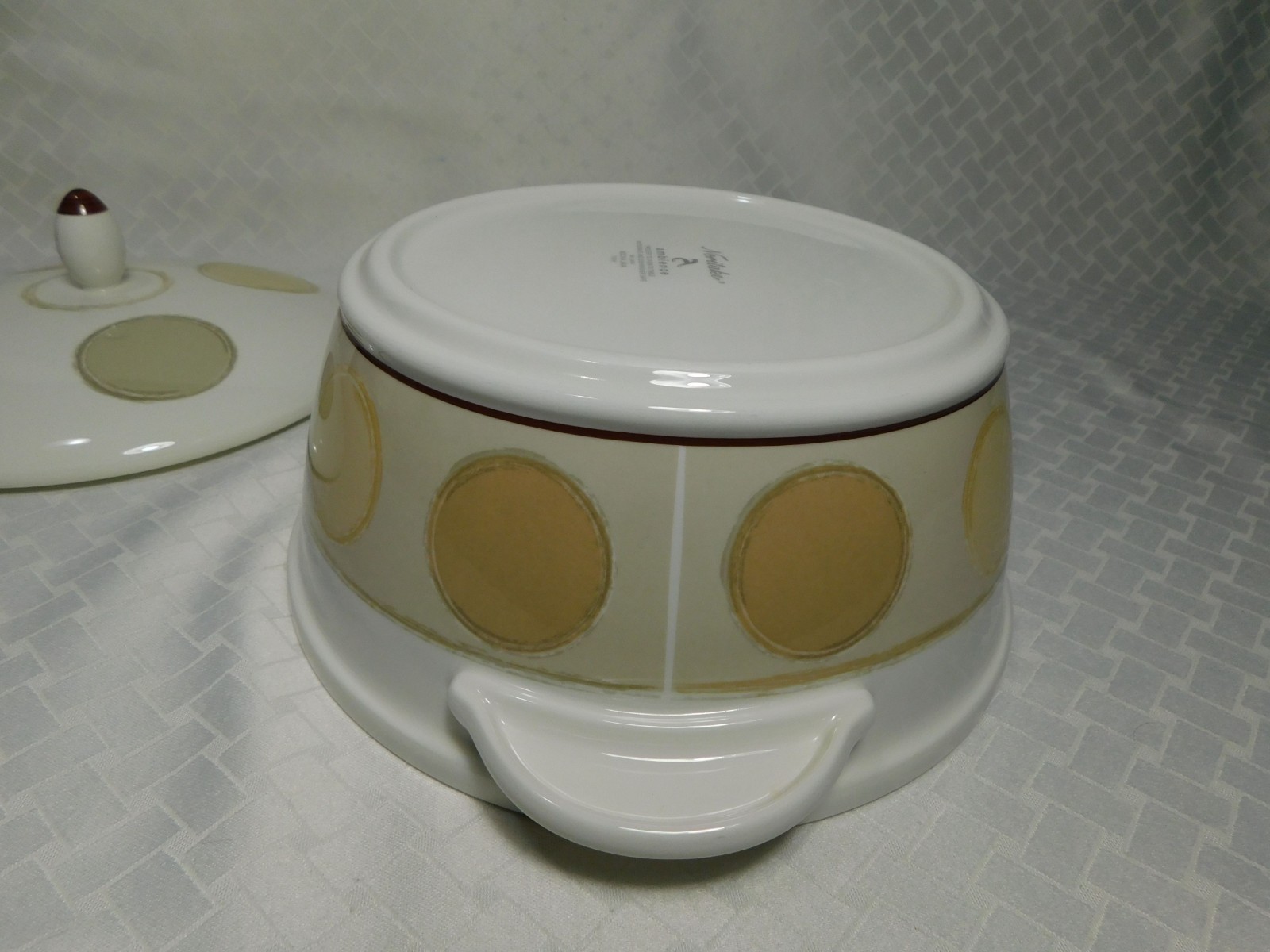 Noritake Mocha Java 2.5qt Covered Casserole Dish 7989, Ambience