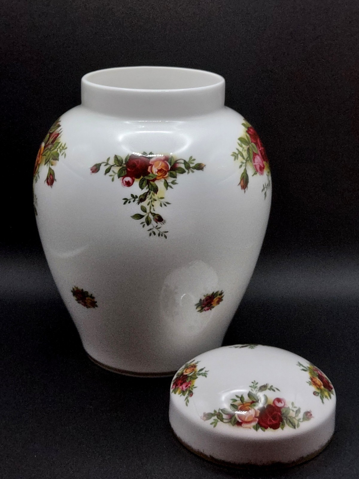 Royal Albert OLD COUNTRY ROSES – 7” GINGER JAR w/LID 1962 Bone China ENGLAND