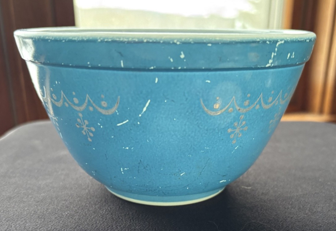 Pyrex Blue w/ White Snowflake 1 1/2Pt 401 Mixing Bowl Good Used Condition
