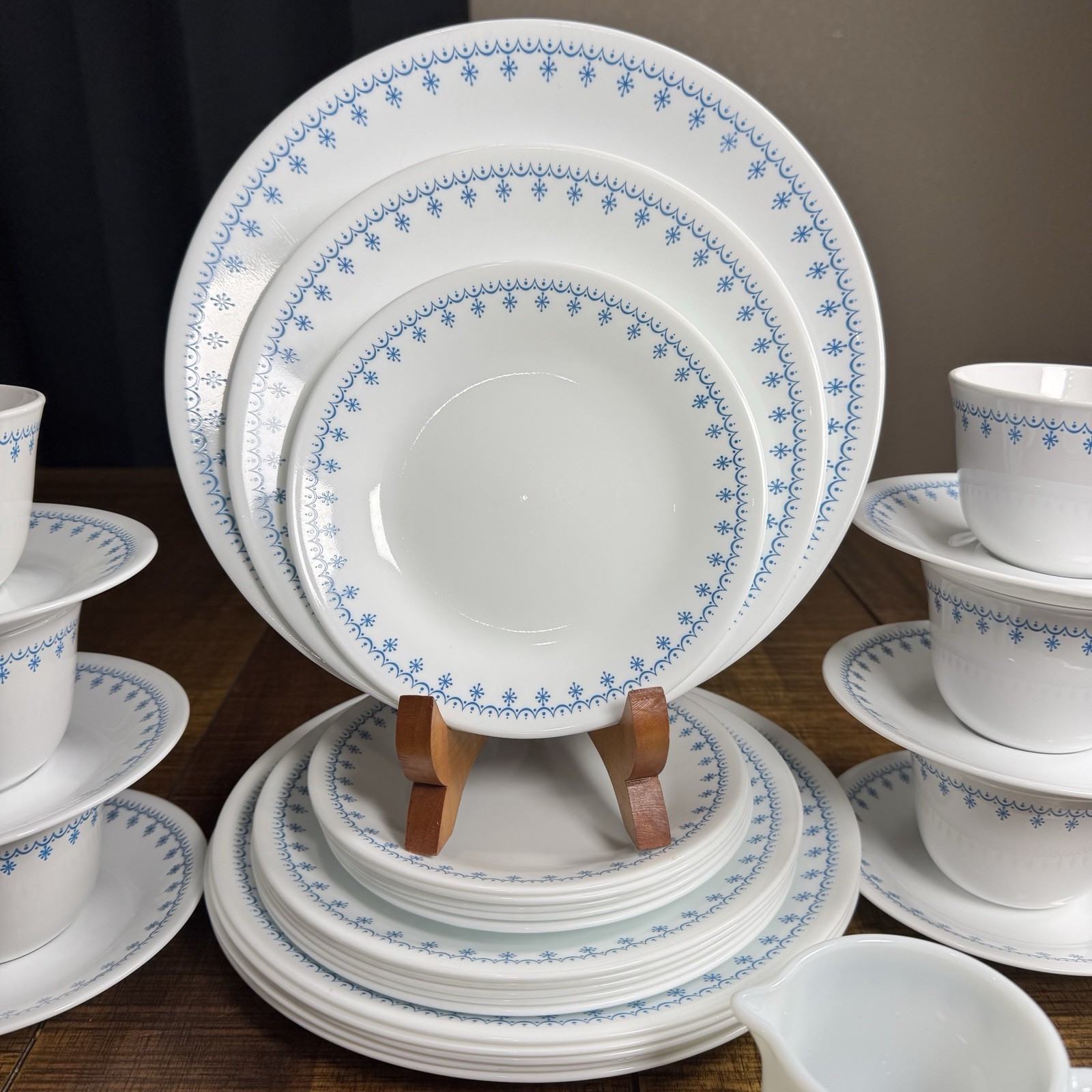 31 Pc Set Corelle SNOWFLAKE BLUE Garland Complete Service For 6 Plus Creamer Cup