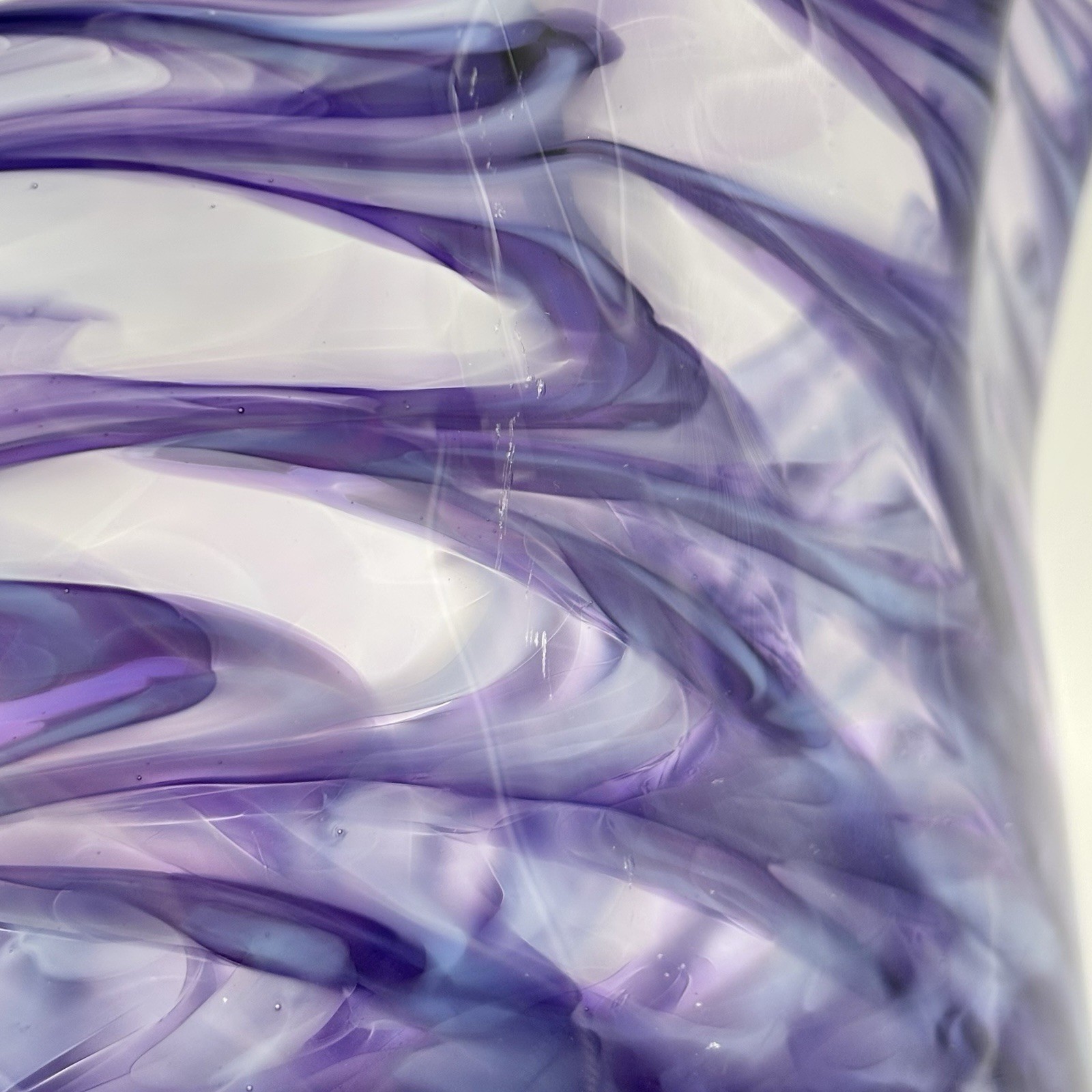 Signed Art Glass Violet Purple & White Pulled Feather Marbled Swirl 8″ Bowl 80s