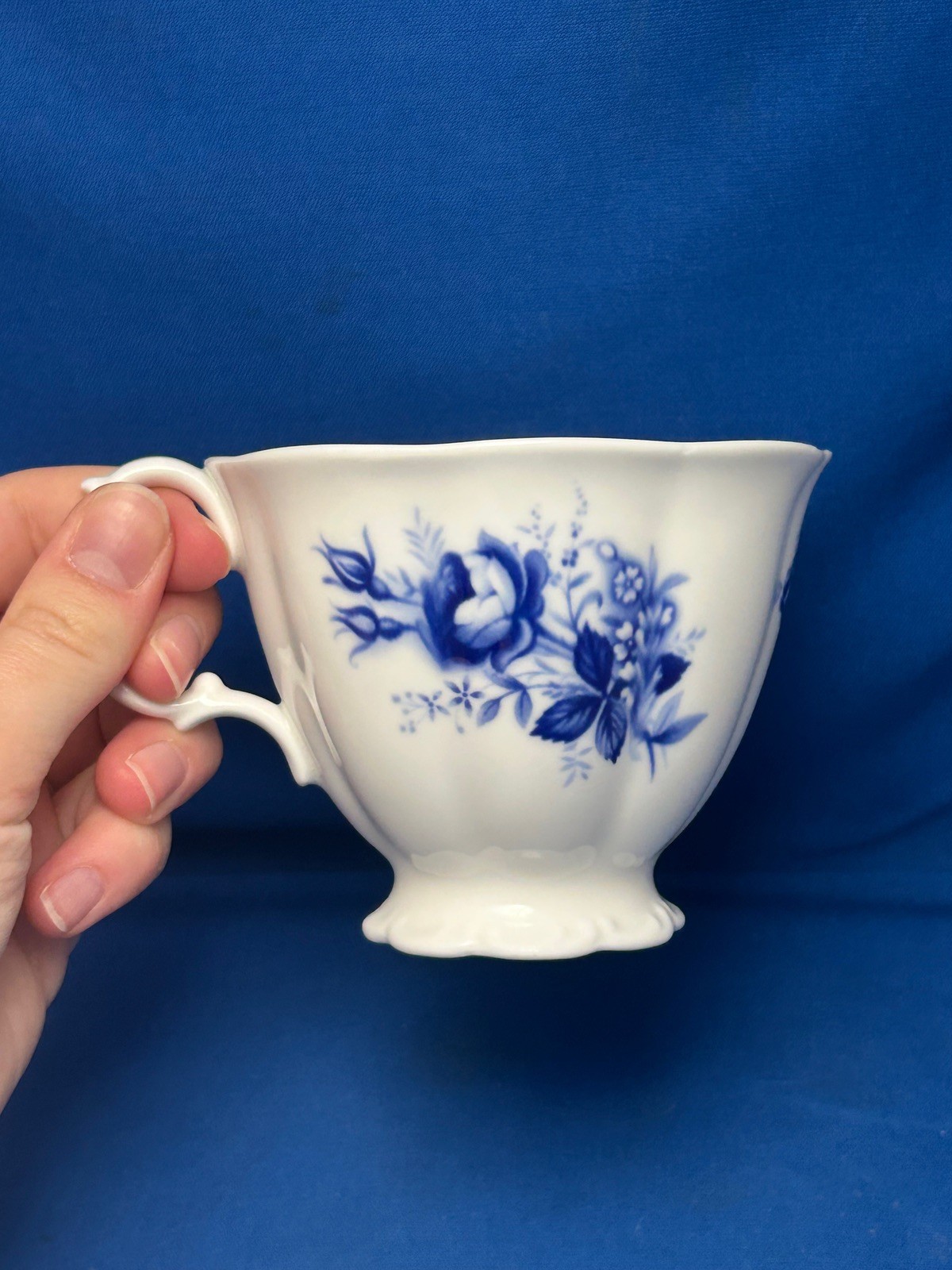 ROYAL ALBERT, CONNOISSEUR- SET OF 4 CUPS & SAUCERS ENGLISH BONE CHINA BLUE WHITE