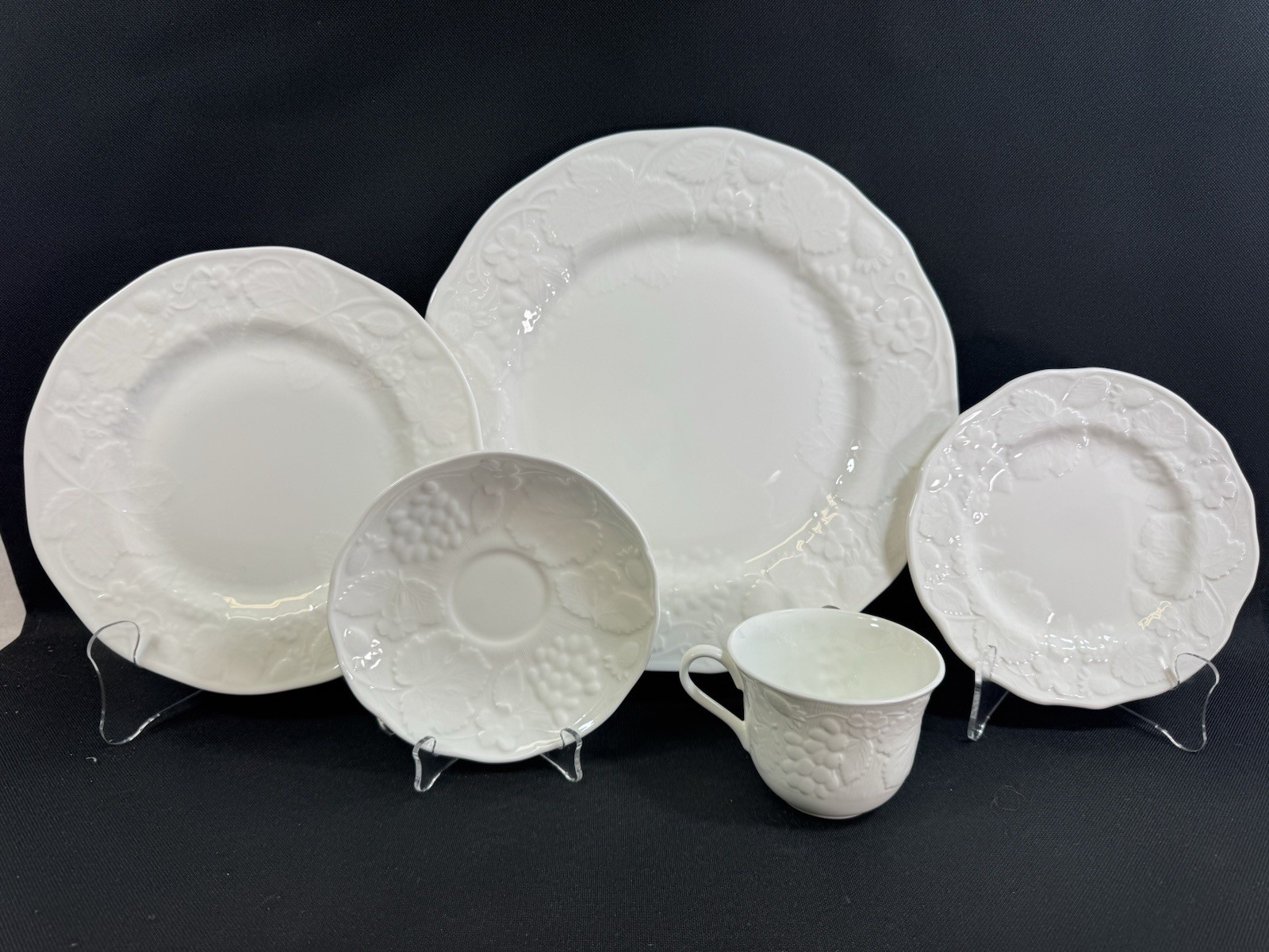 Wedgewood Strawberry/ Vine Bone China~(1)~5 piece place setting~Made In England