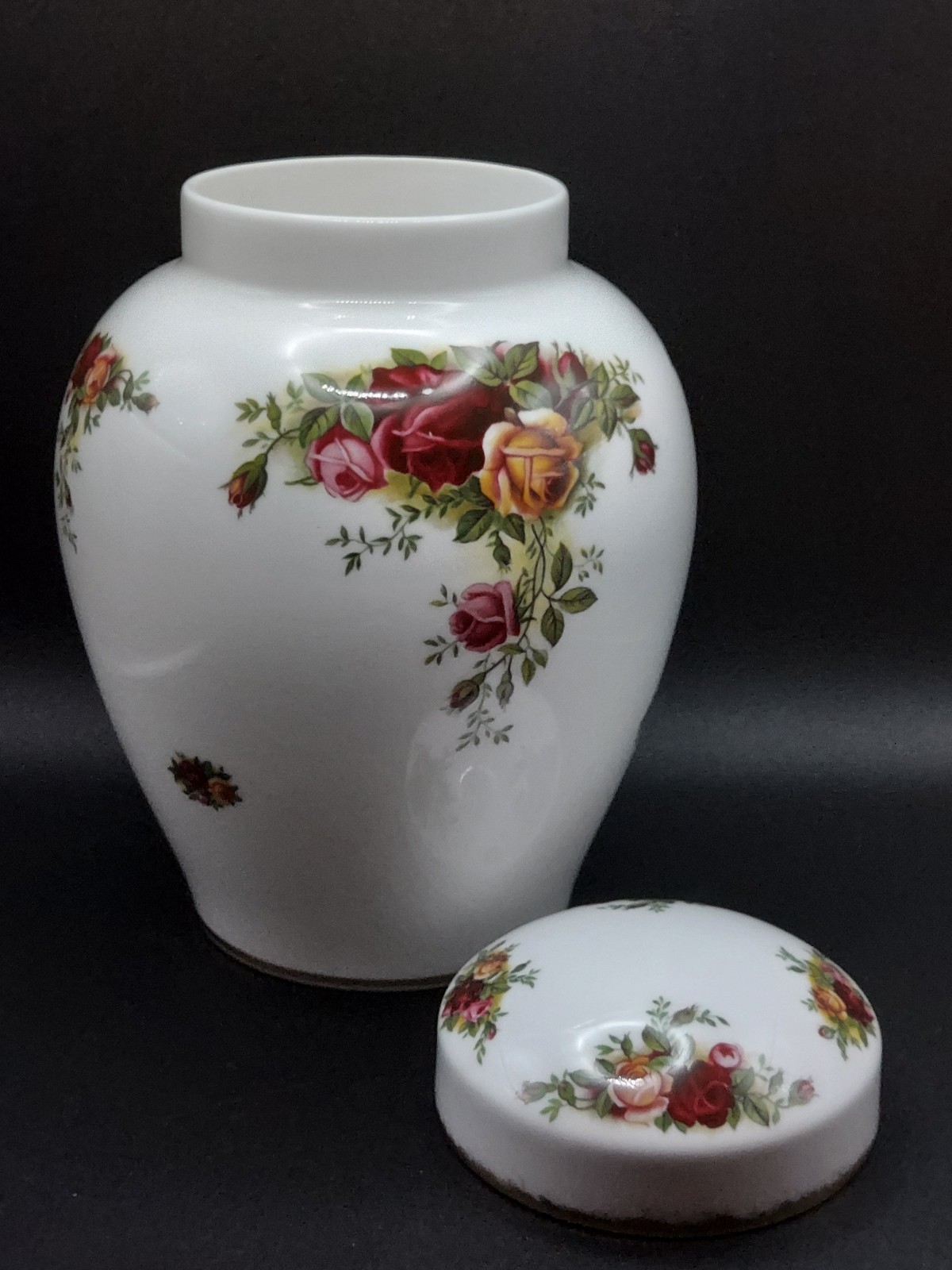 Royal Albert OLD COUNTRY ROSES – 7” GINGER JAR w/LID 1962 Bone China ENGLAND