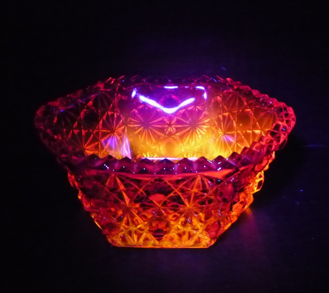VTG LE SMITH AMBERINA HEXAGON DAISY & BUTTON 5” GLASS CANDY/NUT DISH GLOWS