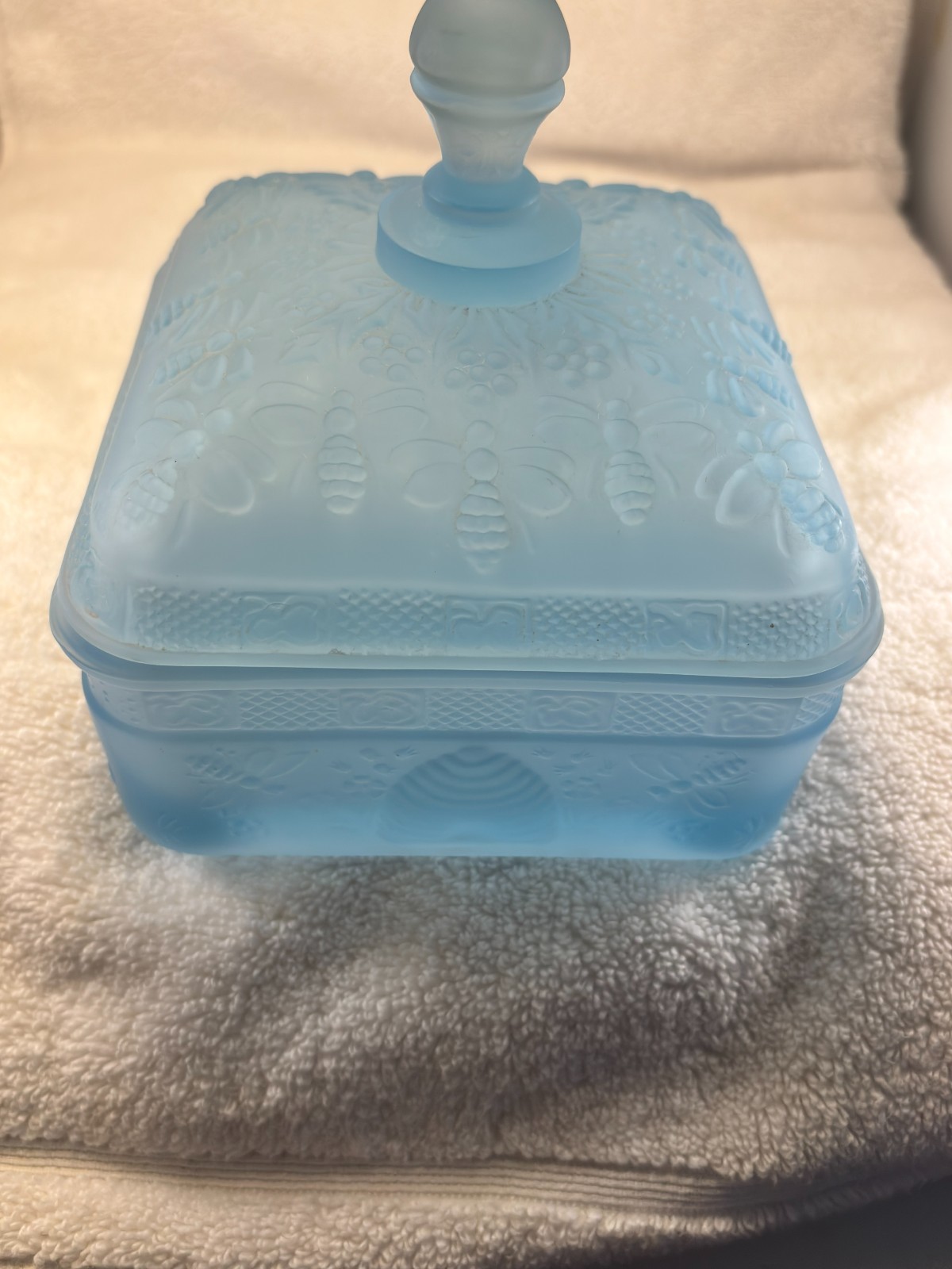 Vtg. Indiana Tiara Frosted Light Blue Bee Box Lidded Candy Dish 1980s – EUC