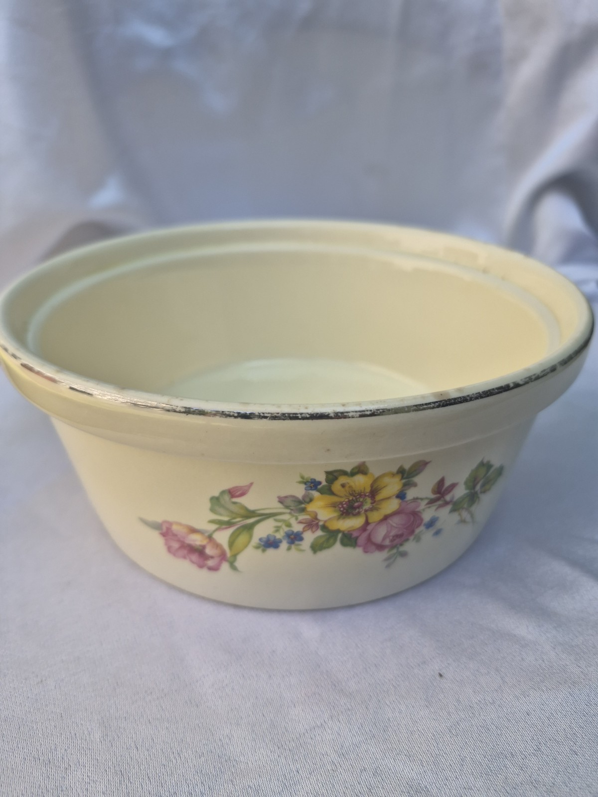 Round Floral Ceramic Casserole w/ Lid, Metal Holder Handles, Beige/Silver