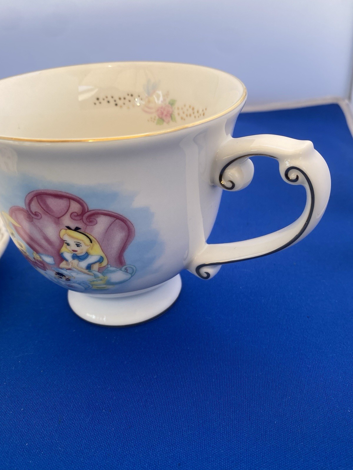 ALICE IN WONDERLAND Tea Cup & Saucer Set Disneyland Excellent Cond. L@@k L@@K!!