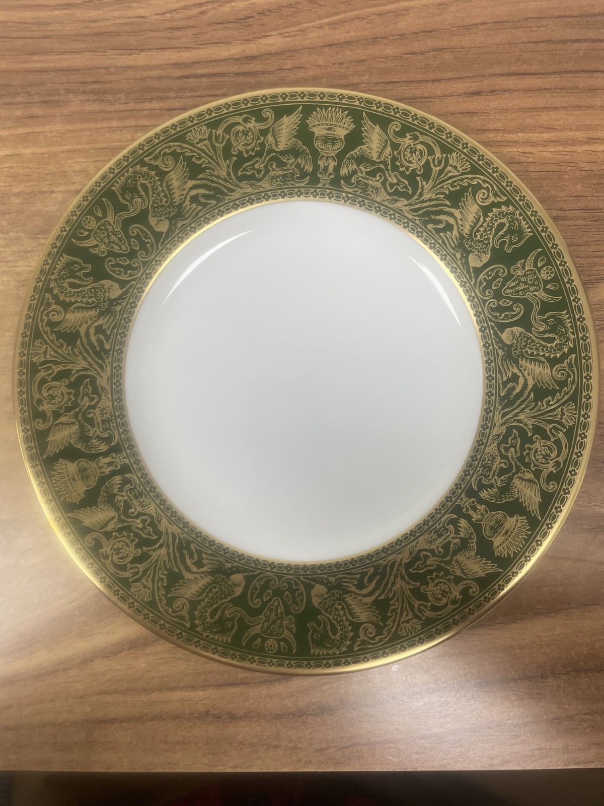 Wedgwood Florentine W4170 Dark Green 9″ Luncheon plate MINT