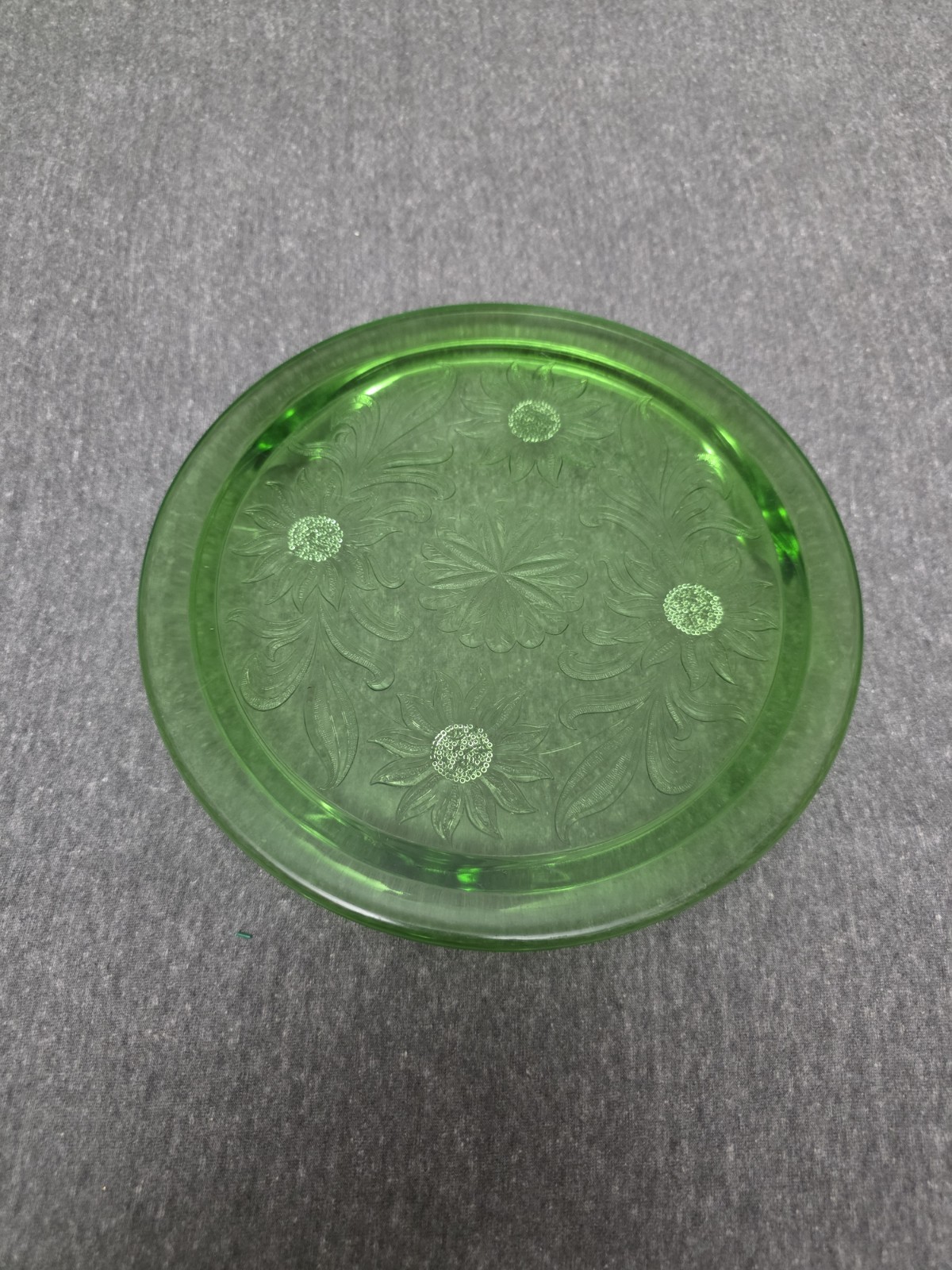 Vintage Green Uranium Depression Glass Sunflower Round Cake Plate Server 10″…