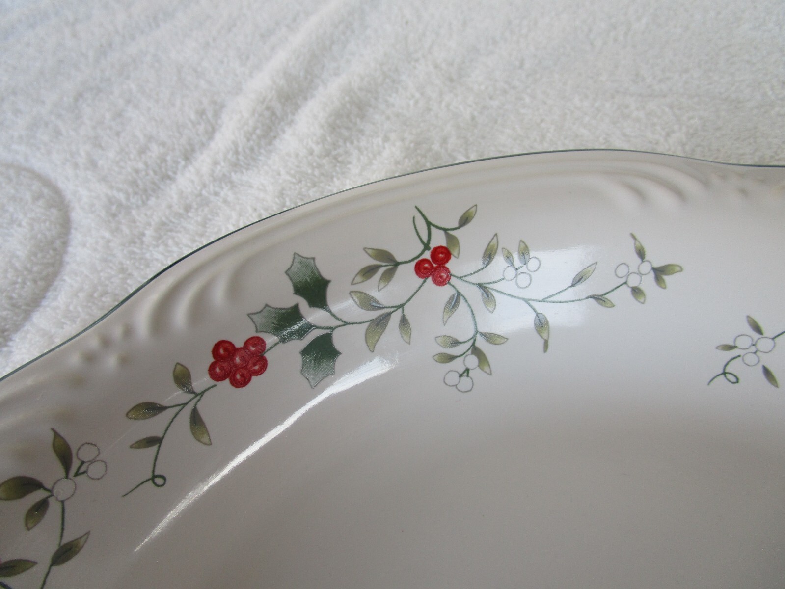 QUALITY~~ PFALTZGRAFF WINTERBERRY ROUND SERVING~[ 10-1/2″ ]~ BOWL ~2+POUNDS!!