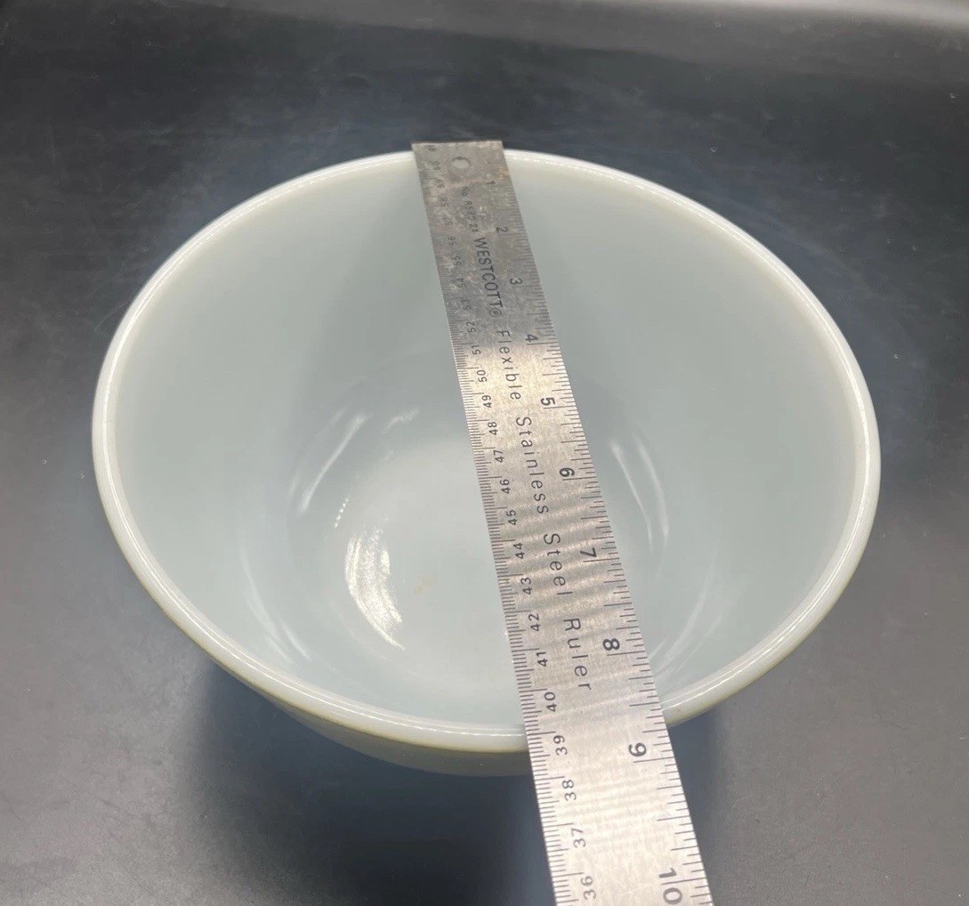 Pyrex Avocado Green Mixing Bowl 403 Vintage 8.5” 2.5 Qt