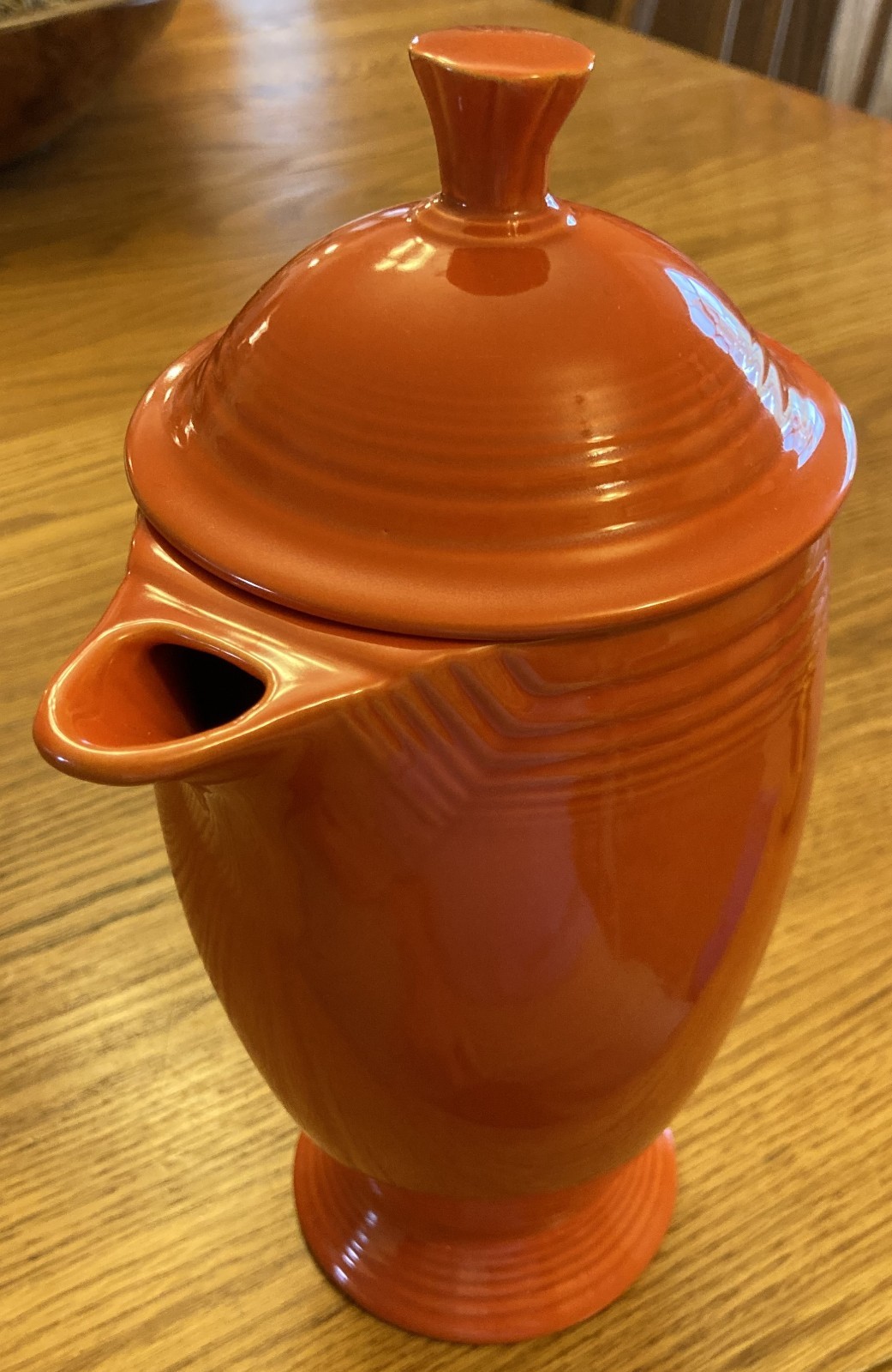 Vintage Fiesta coffee pot with lid in “radioactive” red (exc.) (1936-1959)