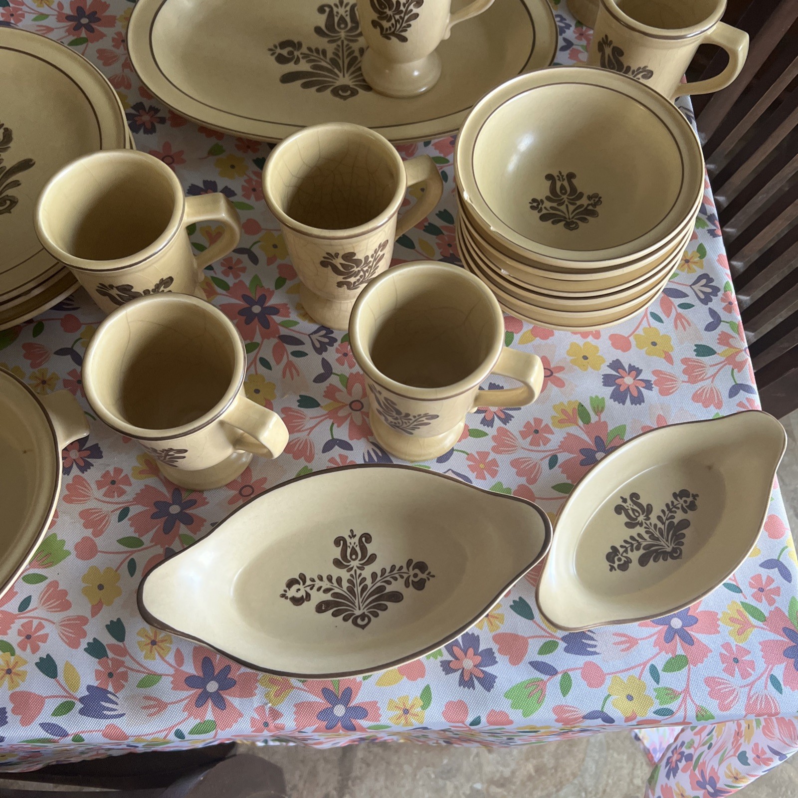 1976 PFALTZGRAFF Village Dinnerware Stoneware Vtg Folk Art Set