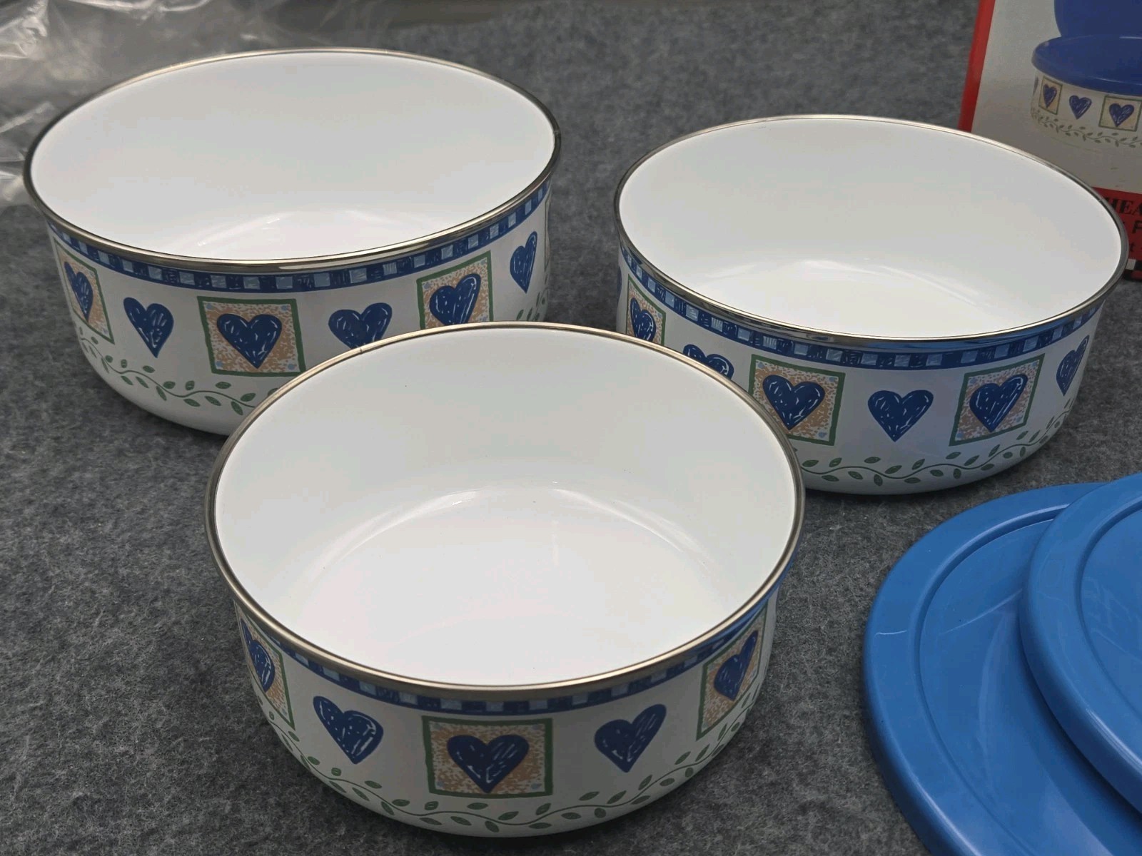 Corelle Hearts & Vines 6 Piece Bowl Set with Lids .75, 1.25, 1.75 Qt