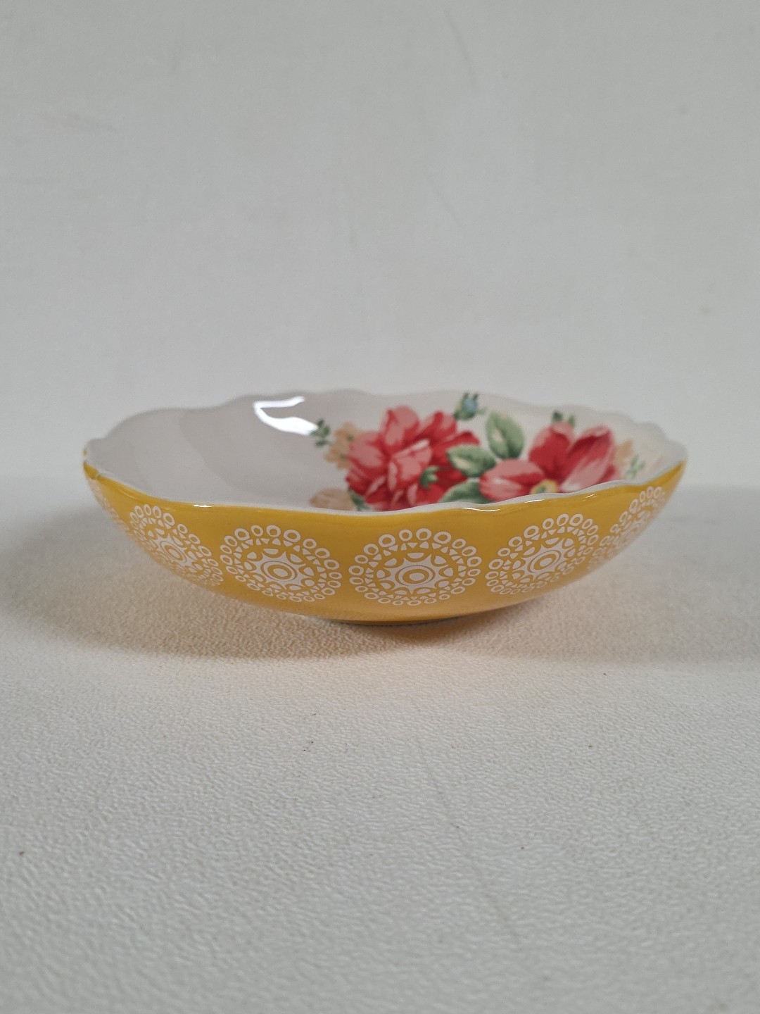 Pioneer Woman Soup Pasta Bowl Yellow& White with Red Blue Yellow Flowers 7.25″