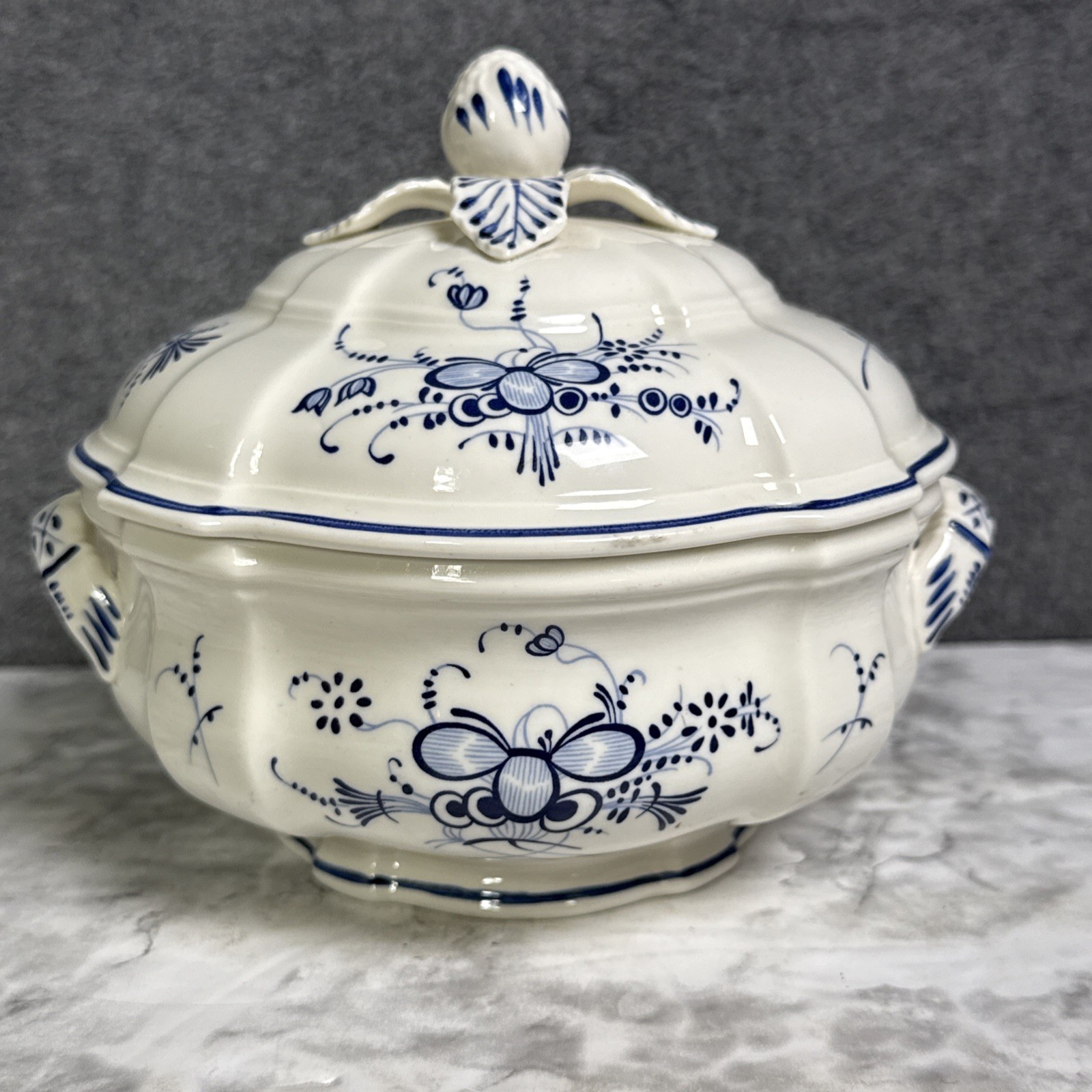 Villeroy Boch VIEUX SEPTFONTAINES Small Tureen Blue White Bee Butterfly Floral