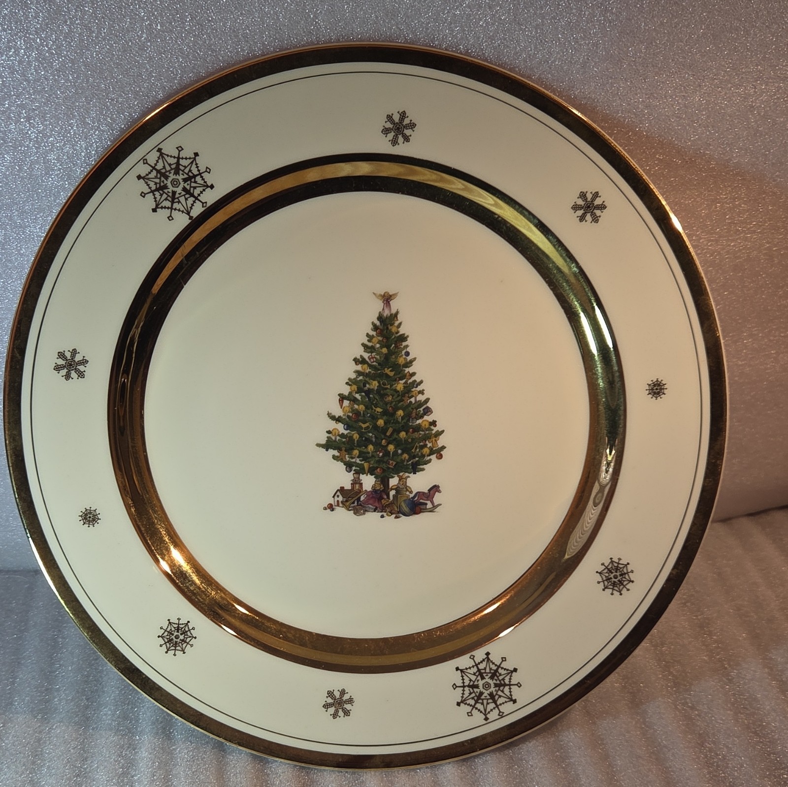 Christmas Tree & Snowflake Gold Rim Ceramic Decorative Plate 9″ Round 1992