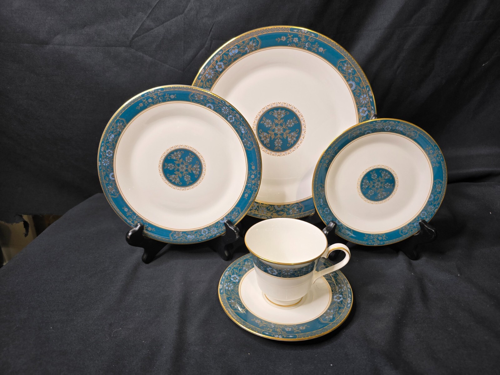 Royal Doulton China Carlyle 5 piece Place Setting
