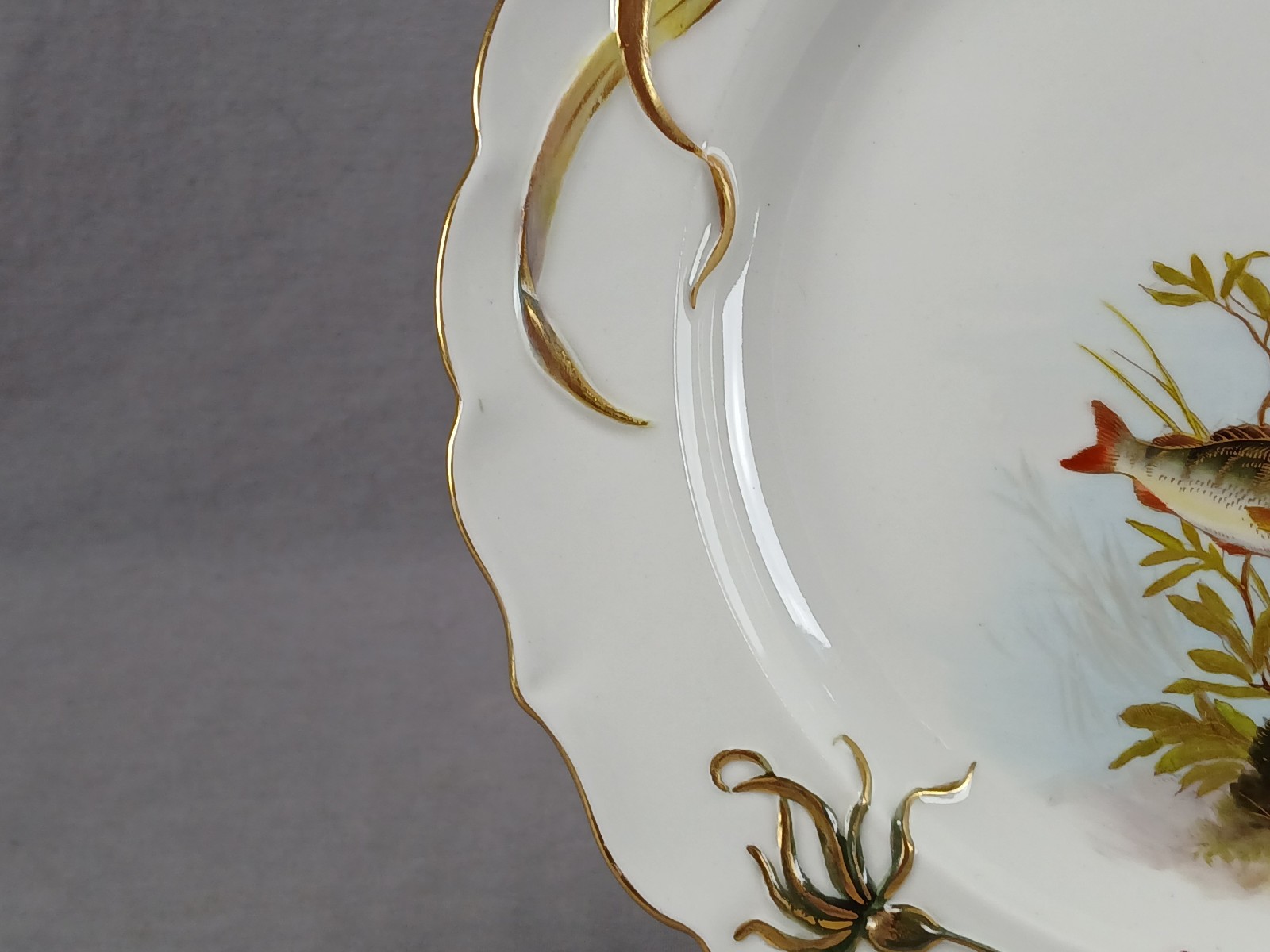 Royal Worcester Hand Painted Fish Relief Molded Seaweed Gold 9 1/8 Inch Plate B