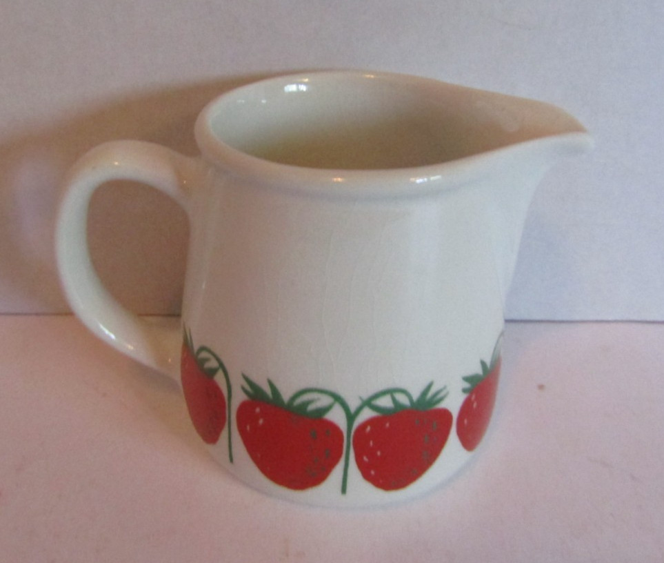 60’s ARABIA Finland Pomona STRAWBERRY Creamer 2.75” Raija Uosikkinen 6oz Pitcher