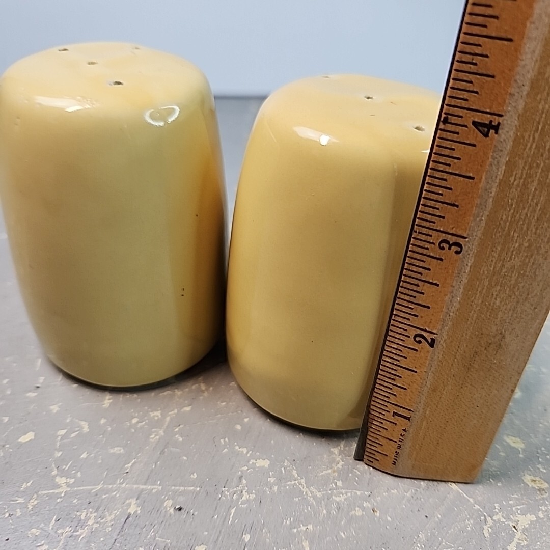 La Solana Yellow Salt & Pepper Shaker Set, 3 3/4″ New Stoppers Adobe “Catalina