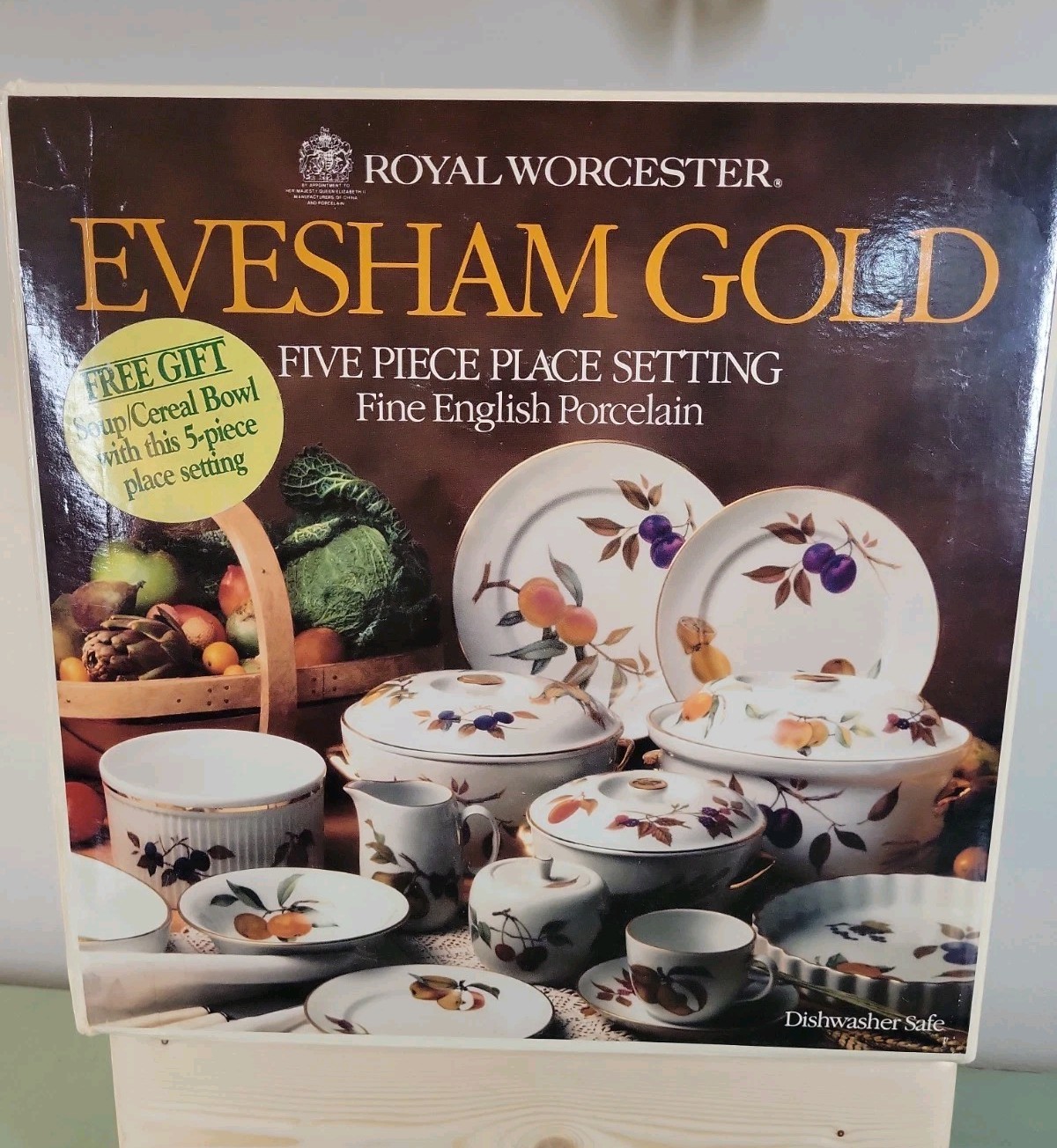 Nib Royal Worchester Evesham Gold Five Piece Set With Bonus Soup/Cereal Bowl
