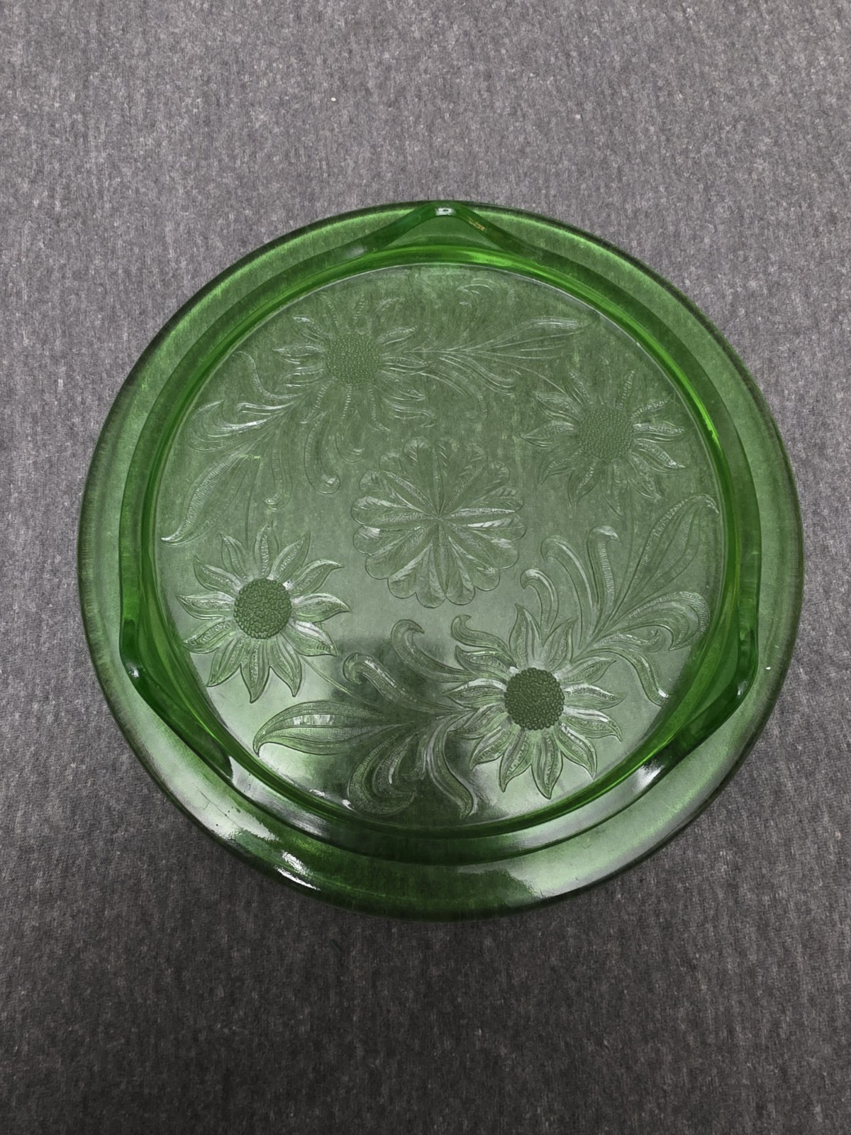 Vintage Green Uranium Depression Glass Sunflower Round Cake Plate Server 10″…