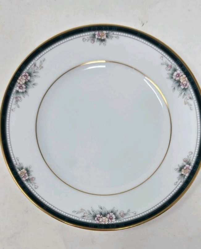 Noritake Landon 4111 Bone China 5-Piece Place Setting Floral Green & Gold Trim
