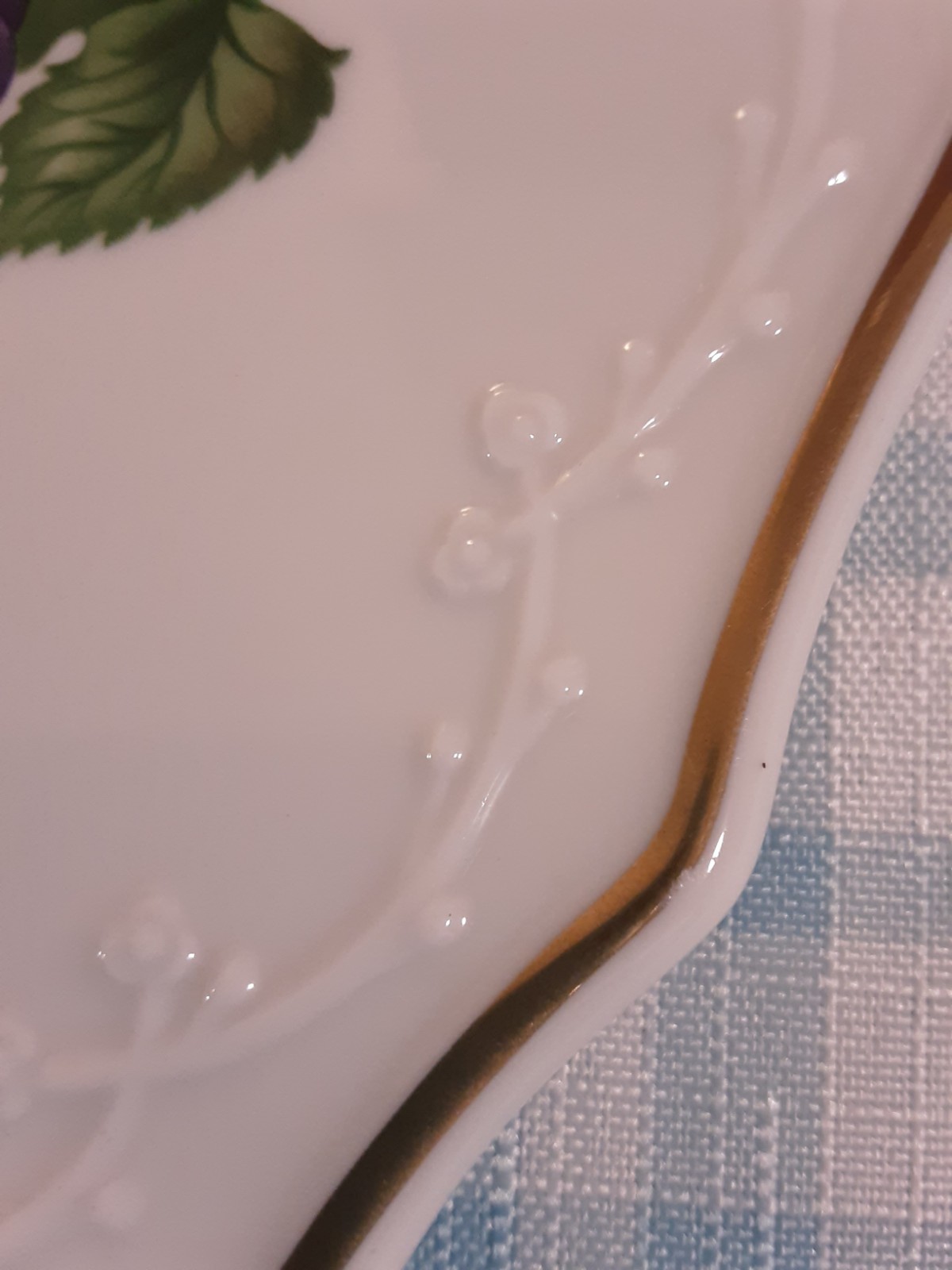 (2)1992 THE LENOX ORCHARD FINE 24K PORCELAIN TRIVETS SERIES FRUIT WALL PLAQUES