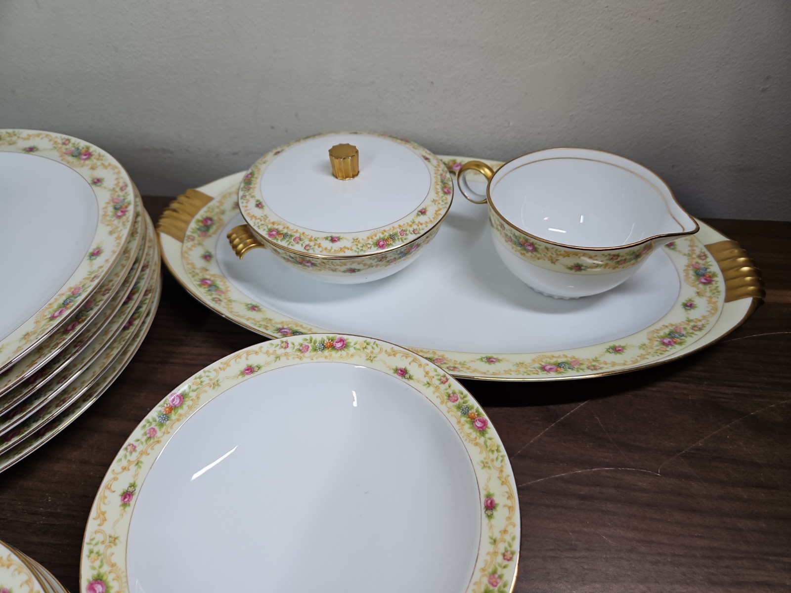 MEITO CHINA THE WINDSOR SHAPE JAPAN 22K GOLD (32 Piece Set)
