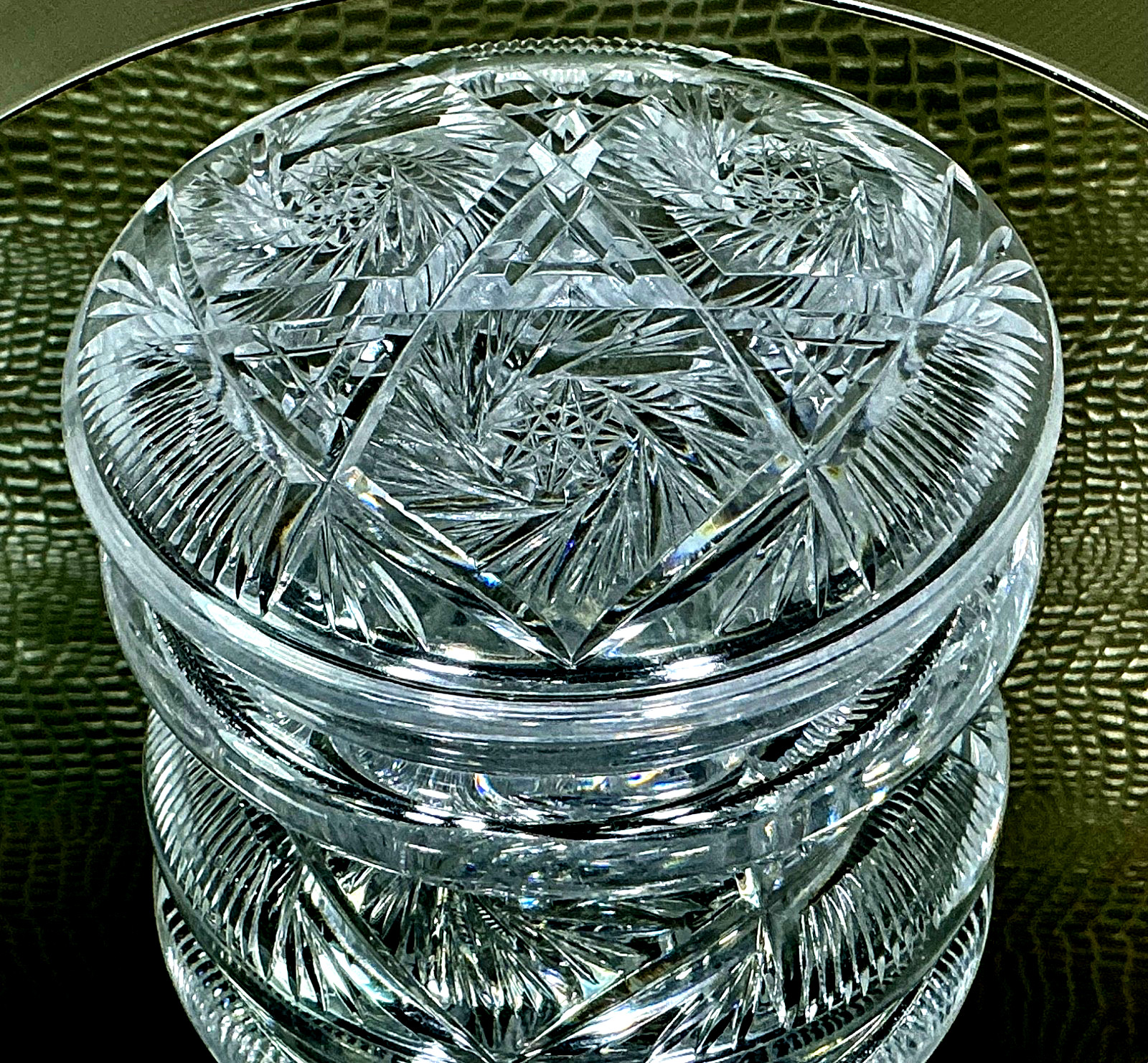 American Brilliant Cut Glass Crystal Large Covered Vanity Dresser Box & Lid.