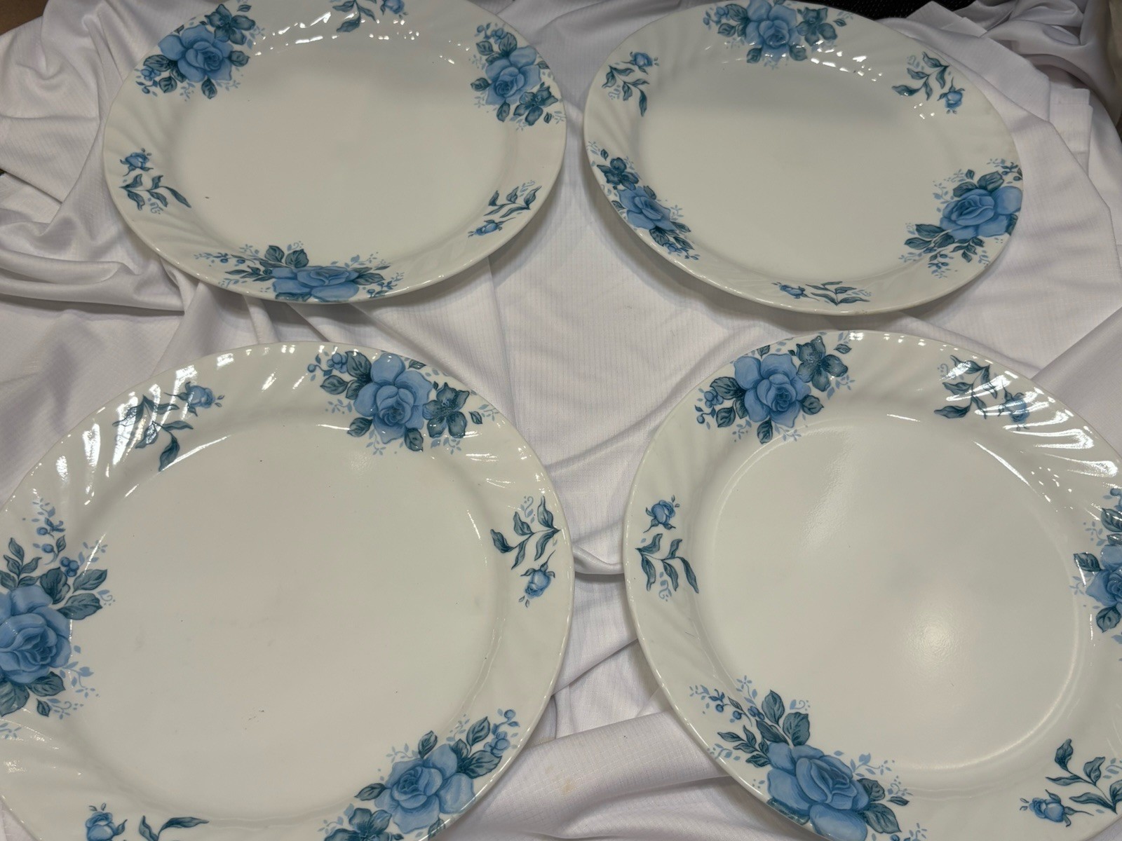 Four (4) Corelle by Corning Blue Velvet Floral 10 1/4” Dinner Plates (Mint)