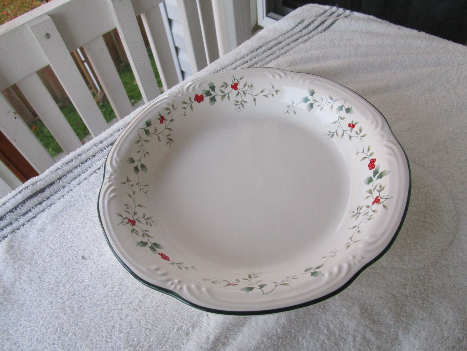 QUALITY~~ PFALTZGRAFF WINTERBERRY ROUND SERVING~[ 10-1/2″ ]~ BOWL ~2+POUNDS!!
