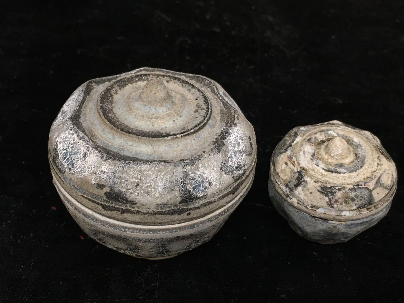 2 Antique Miniature Bowls with Lids – 1 1/4 – 2 1/8″ in Diameter