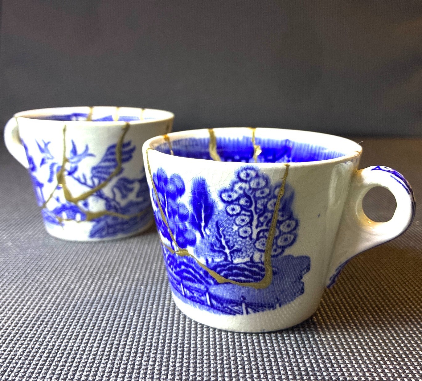 KINTSUGI WABI JAPANESE BLUE WILLOW ANTIQUE PORCELAIN 1910 SET OF 2 CUP HAND MADE