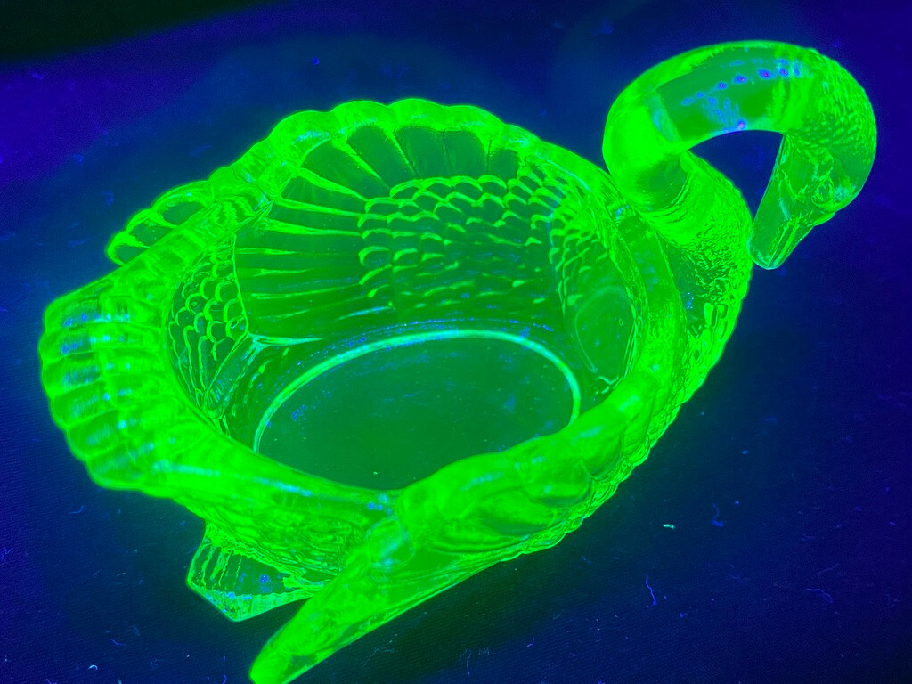 Green Vaseline uranium glass Swan / Easter eggs salt cellar dip duck dish yellow