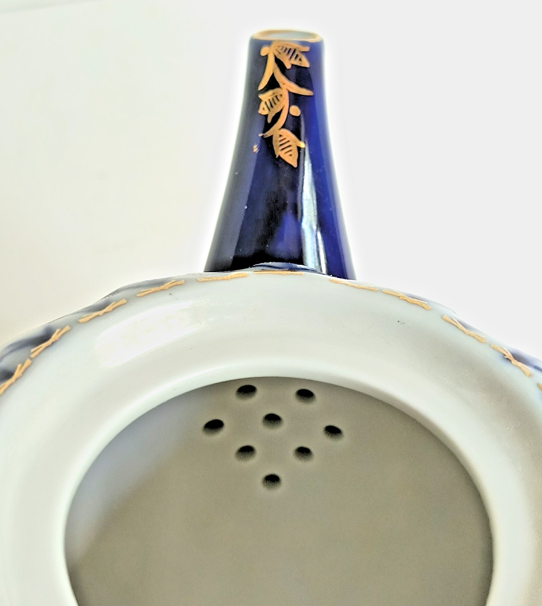 VINTAGE LOMONOSOV RUSSIAN IMPERIAL COBALT NET with GOLD PORCELAIN TEAPOT 5 1/4″