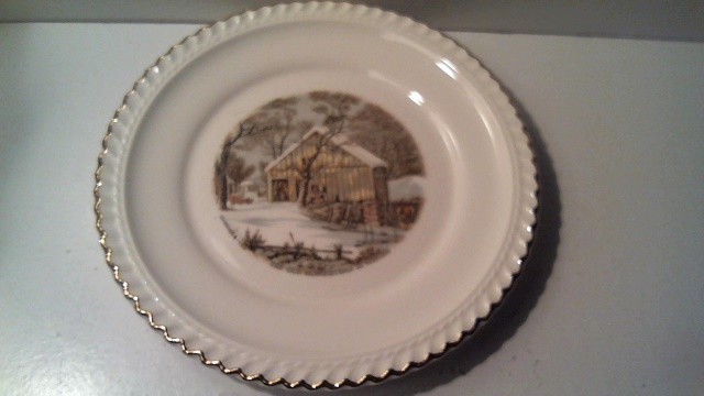 VINTAGE HARKERWARE CURIER & IVES 6 1/4″ PLATE – OLD HOMESTEAD IN WINTER – USA