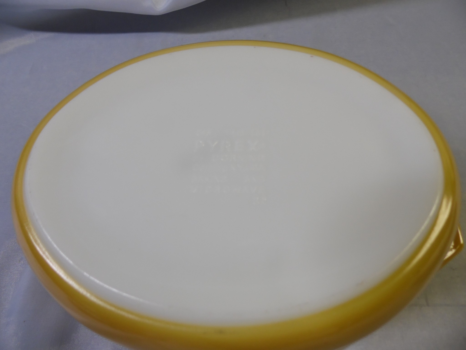 VINTAGE PYREX GOLD BUTTERFLY 1 1/2 QUART OVAL CASSEROLE w/ ORIGINAL LID #043!