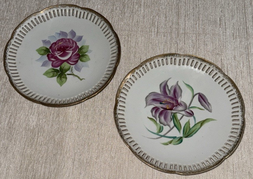 Set 2 Hand Painted Reticulated Edge Porcelain Plates Lily Rose Wall 8” Vtg