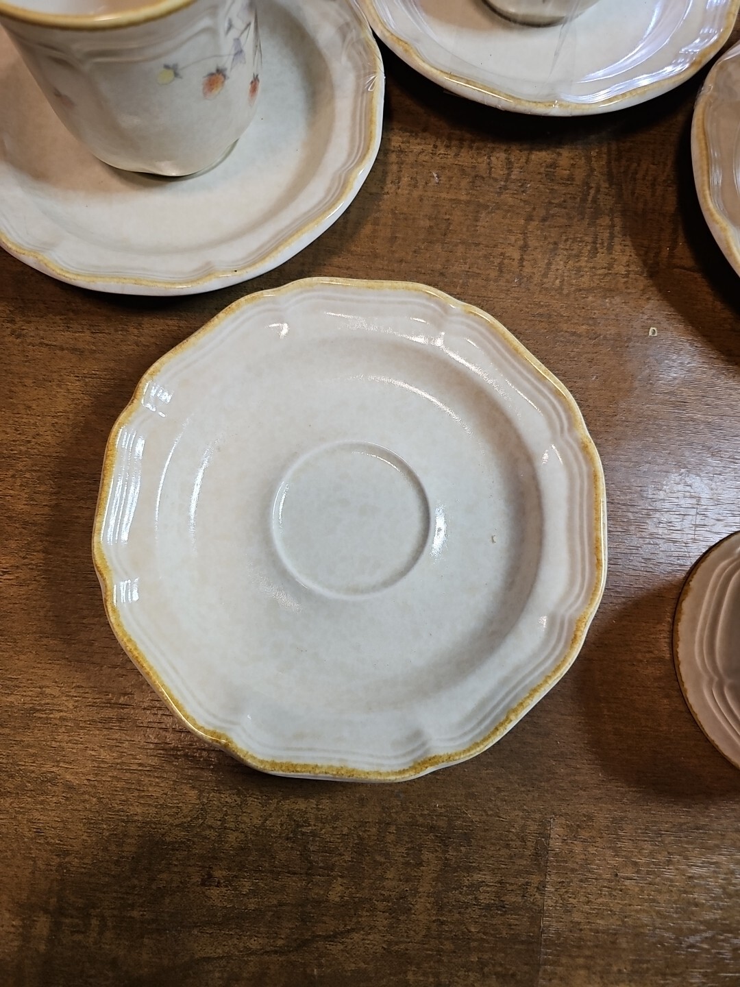 Mikasa Country Charm Berry Vale 4 cups FG001 & 4 saucers FG000