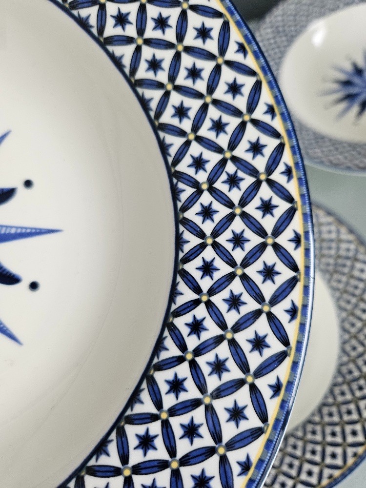 Victoria & Beale Williamsburg Soup Bowls Set of 4 Cobalt Blue Yellow White 8.5″
