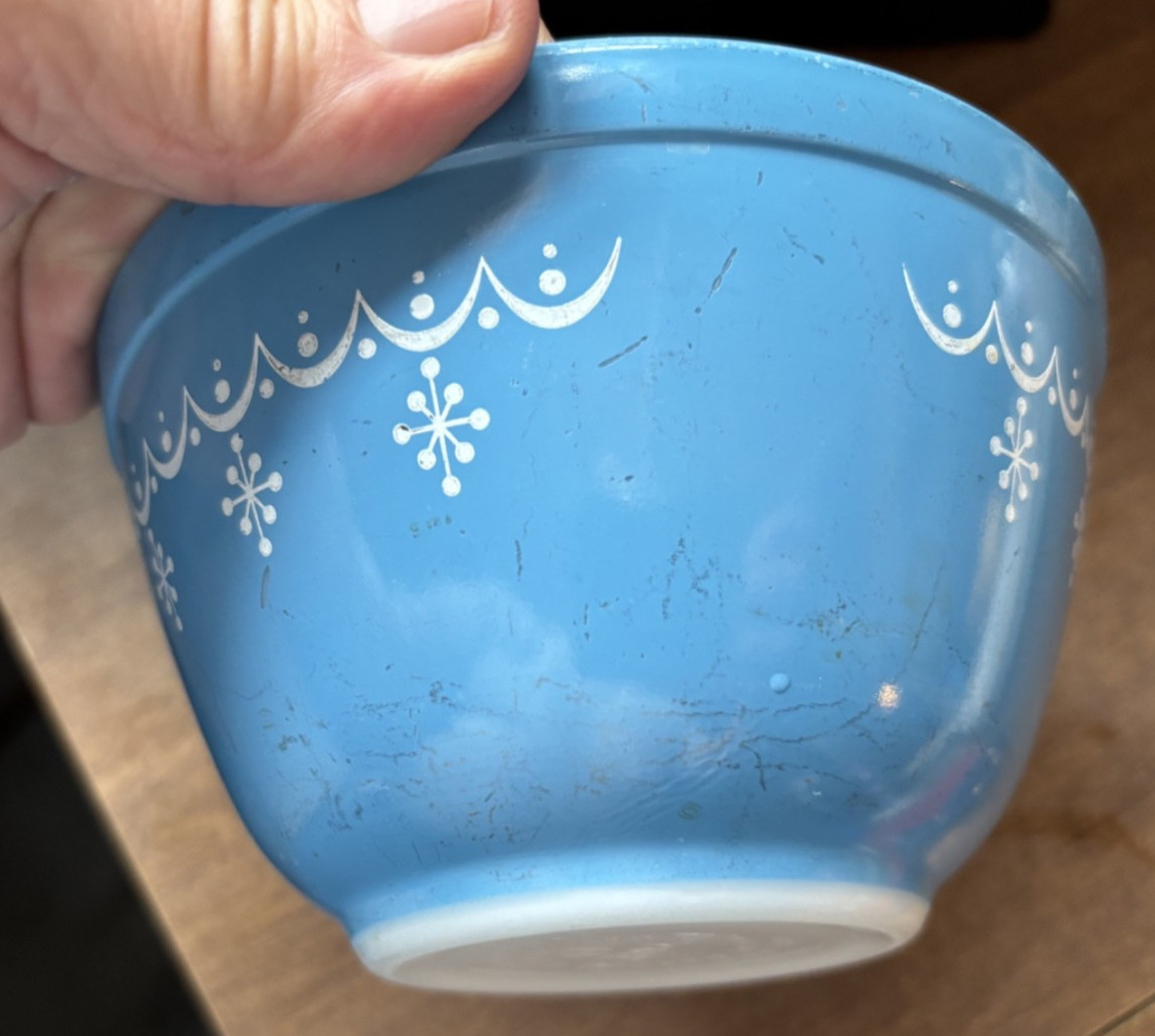 Pyrex Blue w/ White Snowflake 1 1/2Pt 401 Mixing Bowl Good Used Condition